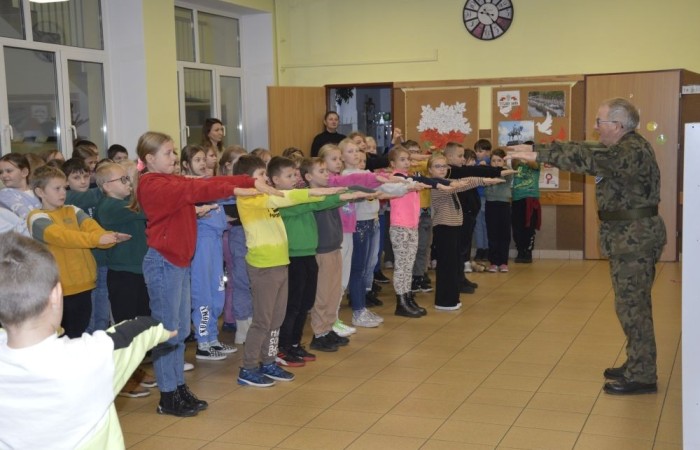 14 listopada naszą szkołę odwiedzili uczniowie klasy mundurowej Zespołu Szkół Ekonomicznych i Technicznych w Pasłęku pod opieką Majora Bolesława Czechowskiego. Najpierw w spotkaniu uczestniczyli uczniowie klas młodszych, a następnie siódmo- i ósmoklasiści. Wzbogaciliśmy naszą wiedzę, a przy okazji 