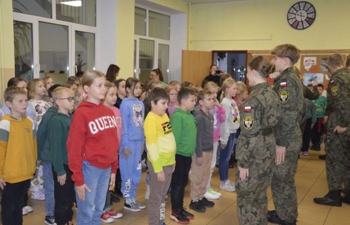 14 listopada naszą szkołę odwiedzili uczniowie klasy mundurowej Zespołu Szkół Ekonomicznych i Technicznych w Pasłęku pod opieką Majora Bolesława Czechowskiego. Najpierw w spotkaniu uczestniczyli uczniowie klas młodszych, a następnie siódmo- i ósmoklasiści. Wzbogaciliśmy naszą wiedzę, a przy okazji 