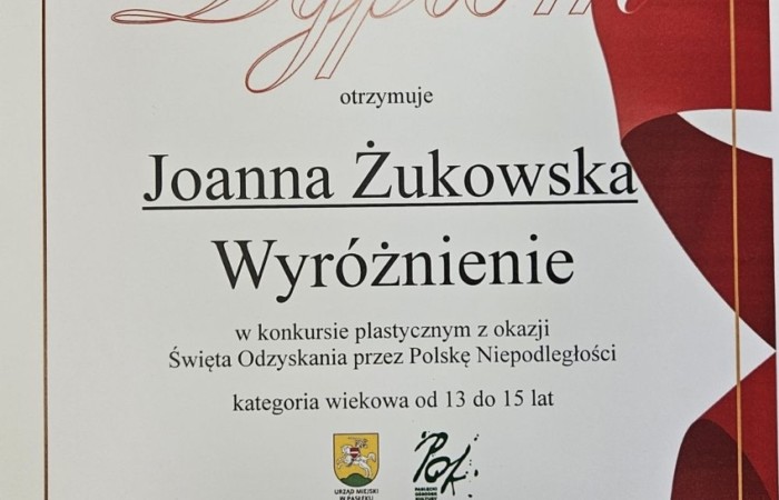 W październiku uczniowie naszej szkoły wzięli udział w konkursie plastycznym, którego motywem było Święto Niepodległości. Konkurs zorganizowała Burmistrz Pasłęka pani Elżbieta Wasiuk i Pasłęcki Ośrodek Kultury. Tematem konkursu było hasło „Kocham Polskę-Dzień Niepodległości. Wyróżnienie zdobyła Joanna Żukowska z klasy 8b, która otrzymała nagrodę podczas wspólnego świętowania z mieszkańcami Pasłęka z okazji 106 Rocznicy Odzyskania Niepodległości przez Polskę.