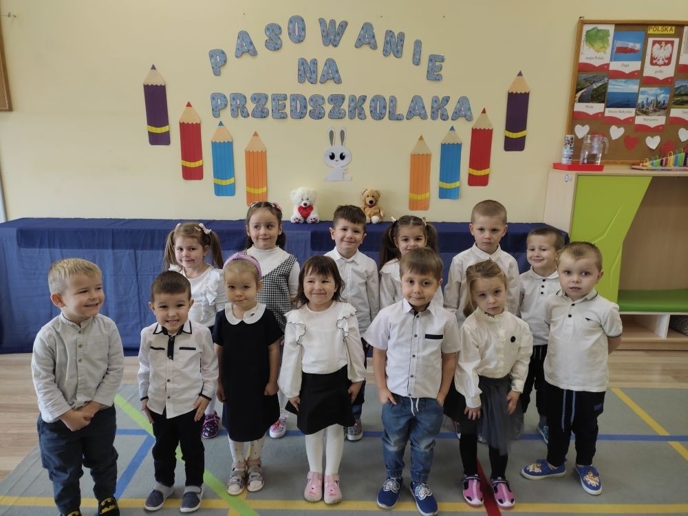 Idzie sobie przedszkolaczek,
Śpiewa, tańczy no i skacze.
Dziś też powód ma do śmiania,
Bo to dzień jest pasowania.
U nas już tradycja taka,
Każdy z nas będzie składał przysięgę przedszkolaka.
Dziś 25 listopada najmłodsza grupa „Zajączki” w dzień Pluszowego Misia miało miejsce Pasowanie na Przedszkolaka. Mali artyści zaprezentowali przygotowane piosenki i wierszyki. Dla większości był to pierwszy, bardzo ważny występ. Po części artystycznej nastąpił akt pasowania, czyli dotknięcie ramienia każdego przedszkolaka ogromnym ołówkiem przez Panią Dyrektor Anettę Daszkowską. Dla przedszkolaków było to wielkie przeżycie. 
Już oficjalnie witamy w gronie przedszkolaków.
