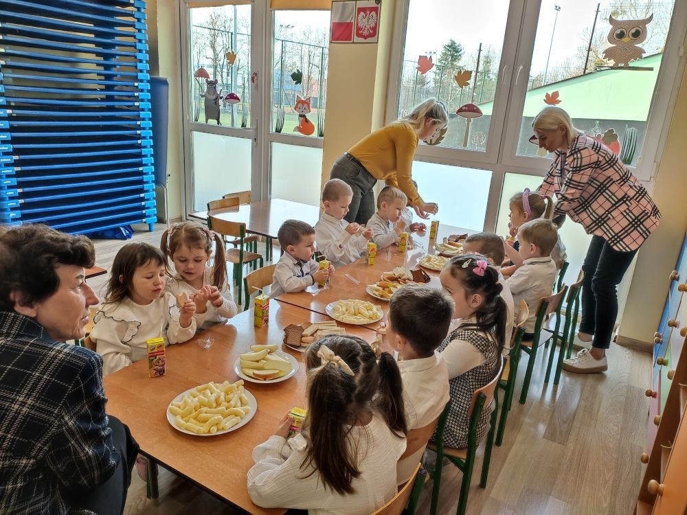 Idzie sobie przedszkolaczek,
Śpiewa, tańczy no i skacze.
Dziś też powód ma do śmiania,
Bo to dzień jest pasowania.
U nas już tradycja taka,
Każdy z nas będzie składał przysięgę przedszkolaka.
Dziś 25 listopada najmłodsza grupa „Zajączki” w dzień Pluszowego Misia miało miejsce Pasowanie na Przedszkolaka. Mali artyści zaprezentowali przygotowane piosenki i wierszyki. Dla większości był to pierwszy, bardzo ważny występ. Po części artystycznej nastąpił akt pasowania, czyli dotknięcie ramienia każdego przedszkolaka ogromnym ołówkiem przez Panią Dyrektor Anettę Daszkowską. Dla przedszkolaków było to wielkie przeżycie. 
Już oficjalnie witamy w gronie przedszkolaków.
