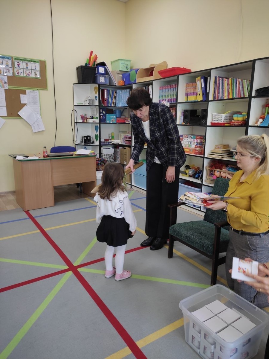 Idzie sobie przedszkolaczek,
Śpiewa, tańczy no i skacze.
Dziś też powód ma do śmiania,
Bo to dzień jest pasowania.
U nas już tradycja taka,
Każdy z nas będzie składał przysięgę przedszkolaka.
Dziś 25 listopada najmłodsza grupa „Zajączki” w dzień Pluszowego Misia miało miejsce Pasowanie na Przedszkolaka. Mali artyści zaprezentowali przygotowane piosenki i wierszyki. Dla większości był to pierwszy, bardzo ważny występ. Po części artystycznej nastąpił akt pasowania, czyli dotknięcie ramienia każdego przedszkolaka ogromnym ołówkiem przez Panią Dyrektor Anettę Daszkowską. Dla przedszkolaków było to wielkie przeżycie. 
Już oficjalnie witamy w gronie przedszkolaków.
