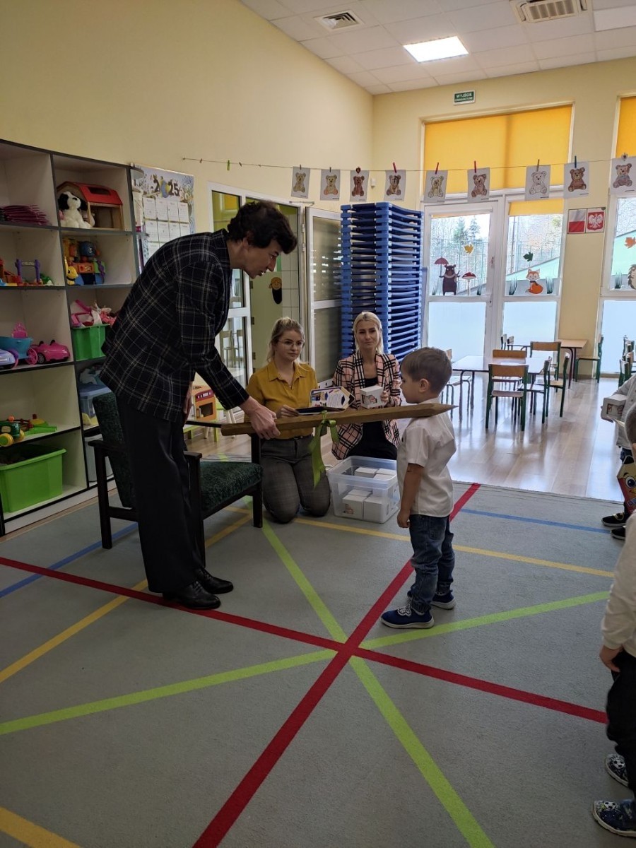 Idzie sobie przedszkolaczek,
Śpiewa, tańczy no i skacze.
Dziś też powód ma do śmiania,
Bo to dzień jest pasowania.
U nas już tradycja taka,
Każdy z nas będzie składał przysięgę przedszkolaka.
Dziś 25 listopada najmłodsza grupa „Zajączki” w dzień Pluszowego Misia miało miejsce Pasowanie na Przedszkolaka. Mali artyści zaprezentowali przygotowane piosenki i wierszyki. Dla większości był to pierwszy, bardzo ważny występ. Po części artystycznej nastąpił akt pasowania, czyli dotknięcie ramienia każdego przedszkolaka ogromnym ołówkiem przez Panią Dyrektor Anettę Daszkowską. Dla przedszkolaków było to wielkie przeżycie. 
Już oficjalnie witamy w gronie przedszkolaków.
