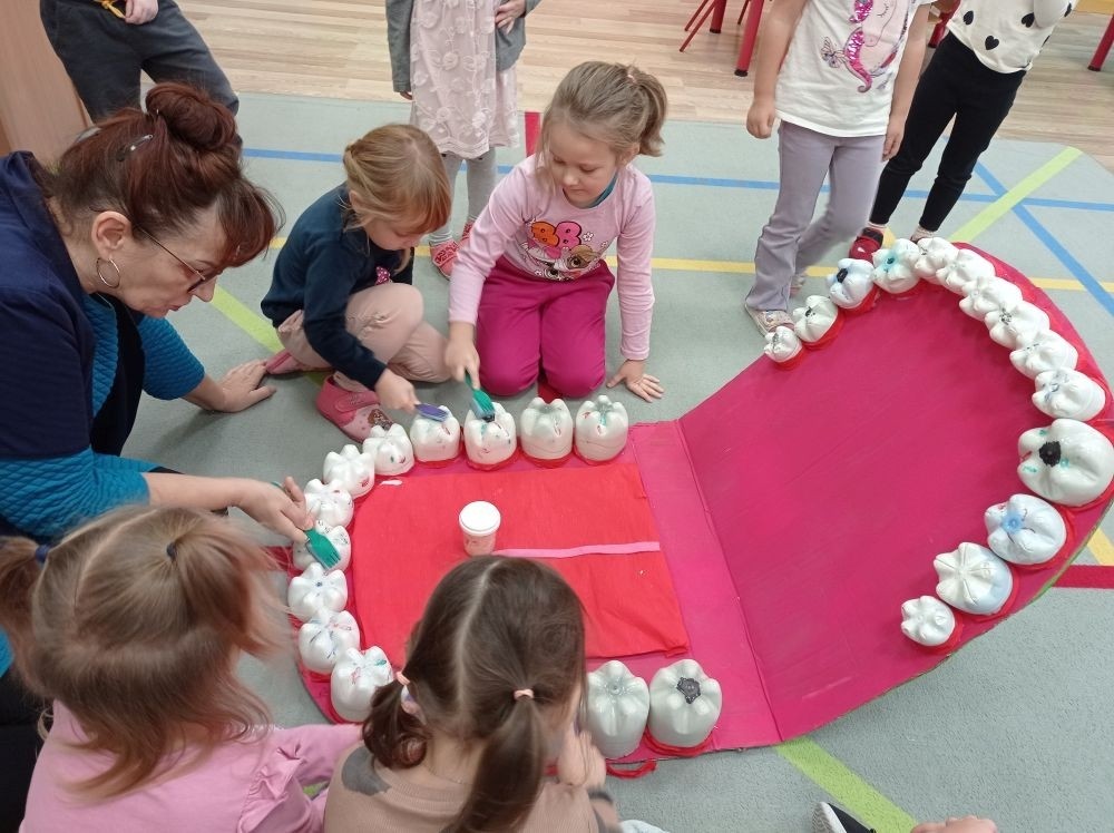 Wiek przedszkolny to czas kształtowania u dzieci  prawidłowych nawyków higienicznych i zdrowotnych. Codzienne mycie zębów, ich prawidłowe szczotkowania oraz wiedza dotycząca prawidłowego żywienia, ma ogromny wpływ na póżniejsze zdrowie dzieci.
	W grupie Leśne Skrzaty odbyły się specjalne zajęcia z udziałem szkolnej pielęgniarki, gdzie pod jej bacznym okiem, dzieci uczyly się prawidłowego szczotkowania zębów i czyszczenia jamy ustnej. W ramach kształtowania tej umiejętności odbył się także konkurs plastyczny pt.„Zdrowe zęby mam, bardzo o nie dbam”. Dzieci wykonały bardzo ciekawe prace wykazując się kreatywnością podczas wyboru  materiałów i technik plastycznych.
