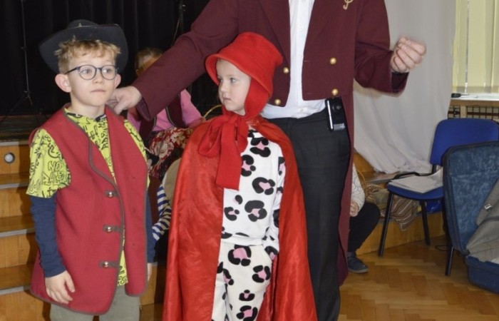 3 grudnia odwiedziła nas ponownie Agencja Artystyczna „Mat”. Jak się pewnie domyślacie, tym razem było nie tylko bajecznie, ale też świątecznie. W repertuarze królowały kolędy, których echo jeszcze długo wybrzmiewało na szkolnych korytarzach. A jak sprawdzili się nasi mali aktorzy? Zobaczcie na zdjęciach. 
