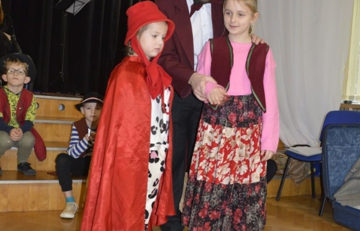 3 grudnia odwiedziła nas ponownie Agencja Artystyczna „Mat”. Jak się pewnie domyślacie, tym razem było nie tylko bajecznie, ale też świątecznie. W repertuarze królowały kolędy, których echo jeszcze długo wybrzmiewało na szkolnych korytarzach. A jak sprawdzili się nasi mali aktorzy? Zobaczcie na zdjęciach. 
