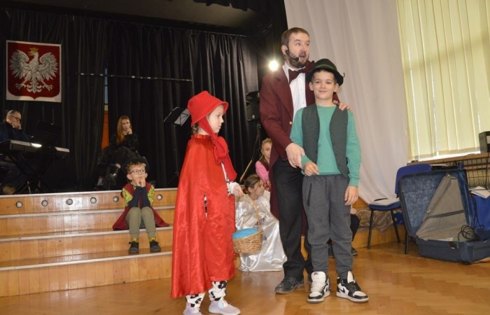 3 grudnia odwiedziła nas ponownie Agencja Artystyczna „Mat”. Jak się pewnie domyślacie, tym razem było nie tylko bajecznie, ale też świątecznie. W repertuarze królowały kolędy, których echo jeszcze długo wybrzmiewało na szkolnych korytarzach. A jak sprawdzili się nasi mali aktorzy? Zobaczcie na zdjęciach. 
