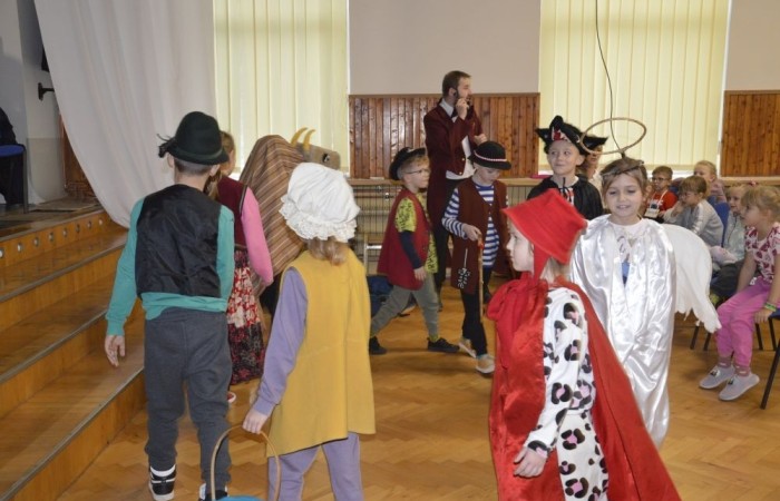 3 grudnia odwiedziła nas ponownie Agencja Artystyczna „Mat”. Jak się pewnie domyślacie, tym razem było nie tylko bajecznie, ale też świątecznie. W repertuarze królowały kolędy, których echo jeszcze długo wybrzmiewało na szkolnych korytarzach. A jak sprawdzili się nasi mali aktorzy? Zobaczcie na zdjęciach. 
