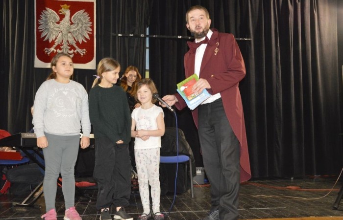 3 grudnia odwiedziła nas ponownie Agencja Artystyczna „Mat”. Jak się pewnie domyślacie, tym razem było nie tylko bajecznie, ale też świątecznie. W repertuarze królowały kolędy, których echo jeszcze długo wybrzmiewało na szkolnych korytarzach. A jak sprawdzili się nasi mali aktorzy? Zobaczcie na zdjęciach. 
