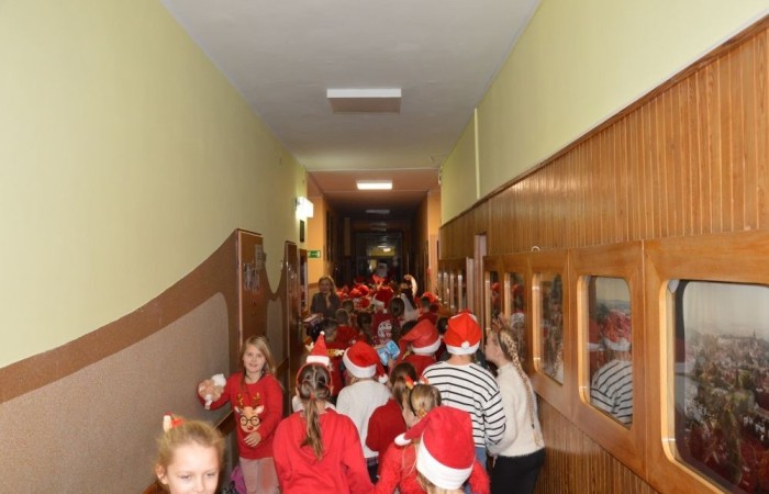 6 grudnia naszą szkołę odwiedził wyjątkowy gość – sam Święty Mikołaj! Z workiem pełnym prezentów i ogromnym uśmiechem na twarzy sprawił, że dzień stał się naprawdę magiczny. 
Dzieci z radością śpiewały piosenki, tańczyły i chętnie robiły sobie zdjęcia z Mikołajem. A jego pomocnicy zadbali o to, aby nikt nie został pominięty – każdy uczeń otrzymał drobny upominek i garść świątecznej radości. 
Ten dzień na długo pozostanie w naszych sercach. Dziękujemy Mikołajowi za odwiedziny i czekamy na kolejne spotkanie za rok!