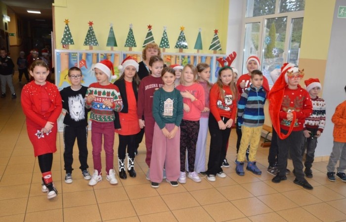 6 grudnia naszą szkołę odwiedził wyjątkowy gość – sam Święty Mikołaj! Z workiem pełnym prezentów i ogromnym uśmiechem na twarzy sprawił, że dzień stał się naprawdę magiczny. 
Dzieci z radością śpiewały piosenki, tańczyły i chętnie robiły sobie zdjęcia z Mikołajem. A jego pomocnicy zadbali o to, aby nikt nie został pominięty – każdy uczeń otrzymał drobny upominek i garść świątecznej radości. 
Ten dzień na długo pozostanie w naszych sercach. Dziękujemy Mikołajowi za odwiedziny i czekamy na kolejne spotkanie za rok!