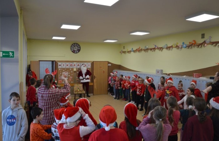6 grudnia naszą szkołę odwiedził wyjątkowy gość – sam Święty Mikołaj! Z workiem pełnym prezentów i ogromnym uśmiechem na twarzy sprawił, że dzień stał się naprawdę magiczny. 
Dzieci z radością śpiewały piosenki, tańczyły i chętnie robiły sobie zdjęcia z Mikołajem. A jego pomocnicy zadbali o to, aby nikt nie został pominięty – każdy uczeń otrzymał drobny upominek i garść świątecznej radości. 
Ten dzień na długo pozostanie w naszych sercach. Dziękujemy Mikołajowi za odwiedziny i czekamy na kolejne spotkanie za rok!
