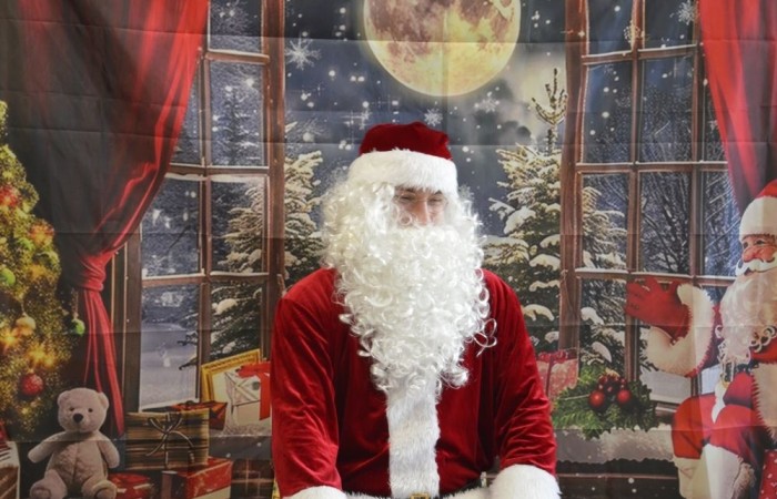 6 grudnia naszą szkołę odwiedził wyjątkowy gość – sam Święty Mikołaj! Z workiem pełnym prezentów i ogromnym uśmiechem na twarzy sprawił, że dzień stał się naprawdę magiczny. 
Dzieci z radością śpiewały piosenki, tańczyły i chętnie robiły sobie zdjęcia z Mikołajem. A jego pomocnicy zadbali o to, aby nikt nie został pominięty – każdy uczeń otrzymał drobny upominek i garść świątecznej radości. 
Ten dzień na długo pozostanie w naszych sercach. Dziękujemy Mikołajowi za odwiedziny i czekamy na kolejne spotkanie za rok!
