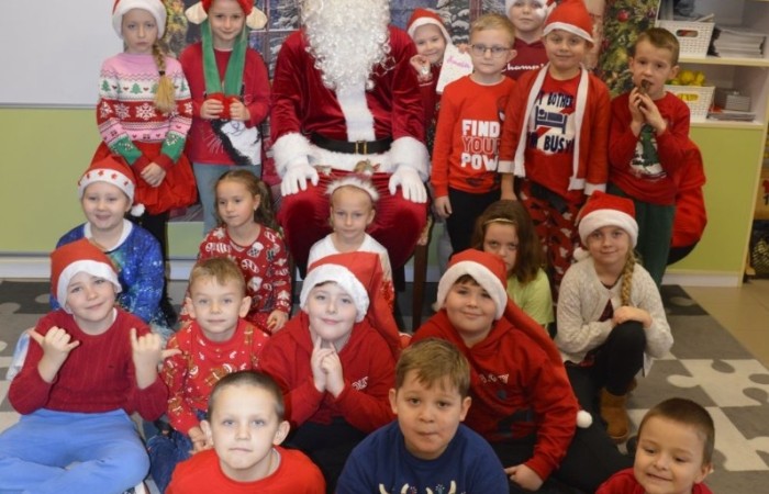 6 grudnia naszą szkołę odwiedził wyjątkowy gość – sam Święty Mikołaj! Z workiem pełnym prezentów i ogromnym uśmiechem na twarzy sprawił, że dzień stał się naprawdę magiczny. 
Dzieci z radością śpiewały piosenki, tańczyły i chętnie robiły sobie zdjęcia z Mikołajem. A jego pomocnicy zadbali o to, aby nikt nie został pominięty – każdy uczeń otrzymał drobny upominek i garść świątecznej radości. 
Ten dzień na długo pozostanie w naszych sercach. Dziękujemy Mikołajowi za odwiedziny i czekamy na kolejne spotkanie za rok!
