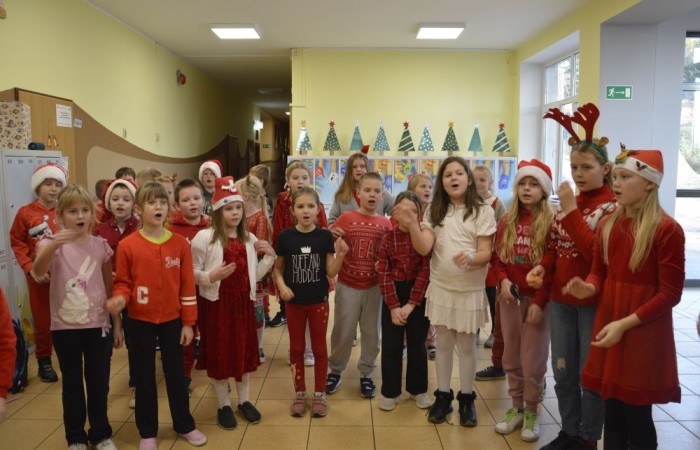 6 grudnia naszą szkołę odwiedził wyjątkowy gość – sam Święty Mikołaj! Z workiem pełnym prezentów i ogromnym uśmiechem na twarzy sprawił, że dzień stał się naprawdę magiczny. 
Dzieci z radością śpiewały piosenki, tańczyły i chętnie robiły sobie zdjęcia z Mikołajem. A jego pomocnicy zadbali o to, aby nikt nie został pominięty – każdy uczeń otrzymał drobny upominek i garść świątecznej radości. 
Ten dzień na długo pozostanie w naszych sercach. Dziękujemy Mikołajowi za odwiedziny i czekamy na kolejne spotkanie za rok!
