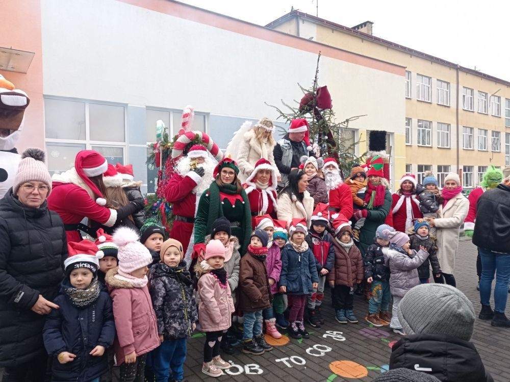 9 grudnia dzieci z Przedszkola przy SP2 odwiedzili Moto Mikołaje z Pasłęckiej Grupy Motocyklowej. Wizyta ta wywołała ogromną radość na twarzach przedszkolaków, które z entuzjazmem przyjęły swoich niezwykłych gości. Serdecznie dziękujemy wszystkim Moto Mikołajom za tę wspaniałą niespodziankę.