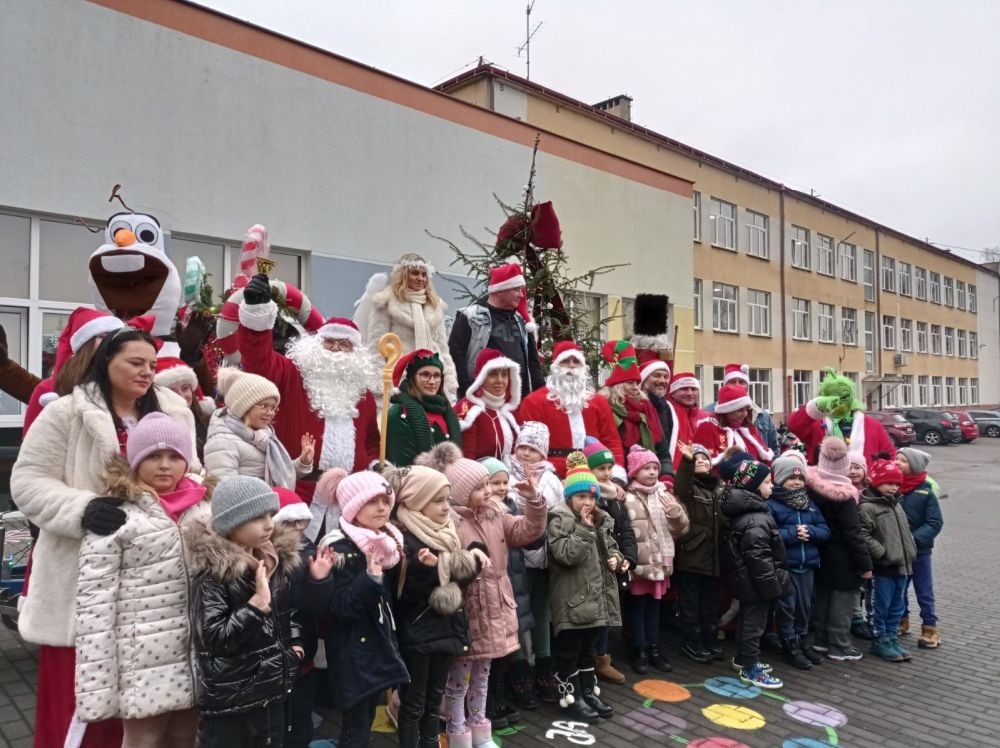 9 grudnia dzieci z Przedszkola przy SP2 odwiedzili Moto Mikołaje z Pasłęckiej Grupy Motocyklowej. Wizyta ta wywołała ogromną radość na twarzach przedszkolaków, które z entuzjazmem przyjęły swoich niezwykłych gości. Serdecznie dziękujemy wszystkim Moto Mikołajom za tę wspaniałą niespodziankę.