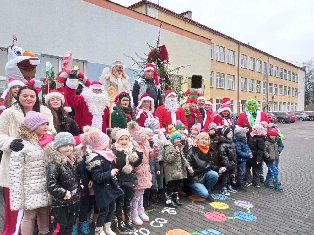 9 grudnia dzieci z Przedszkola przy SP2 odwiedzili Moto Mikołaje z Pasłęckiej Grupy Motocyklowej. Wizyta ta wywołała ogromną radość na twarzach przedszkolaków, które z entuzjazmem przyjęły swoich niezwykłych gości. Serdecznie dziękujemy wszystkim Moto Mikołajom za tę wspaniałą niespodziankę.