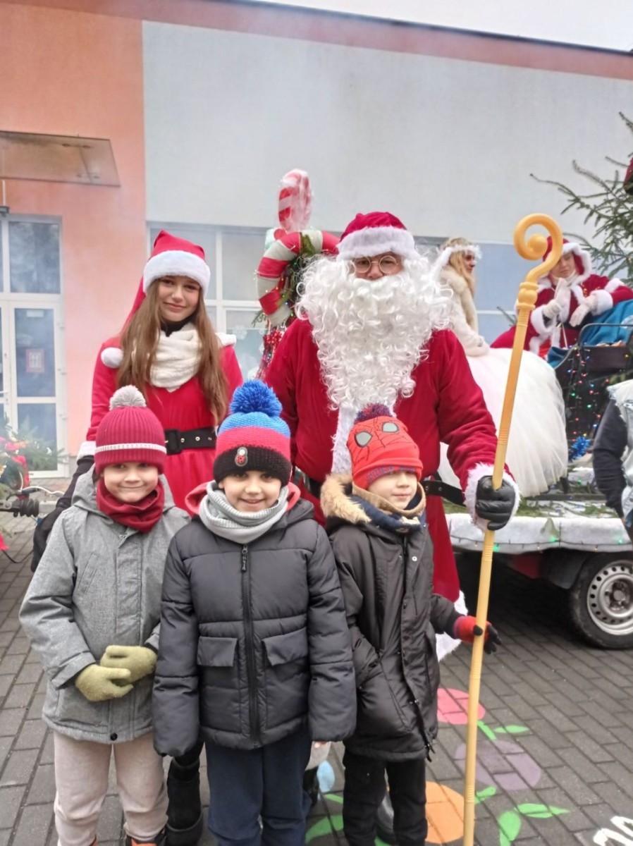 9 grudnia dzieci z Przedszkola przy SP2 odwiedzili Moto Mikołaje z Pasłęckiej Grupy Motocyklowej. Wizyta ta wywołała ogromną radość na twarzach przedszkolaków, które z entuzjazmem przyjęły swoich niezwykłych gości. Serdecznie dziękujemy wszystkim Moto Mikołajom za tę wspaniałą niespodziankę.