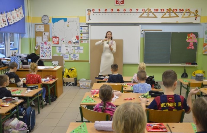 Na początku grudnia uczniowie klasy 2b mieli niezwykłą okazję uczestniczyć w bożonarodzeniowych warsztatach plastycznych, które poprowadziła Pani Natalia Misiułajtis, mama jednego z naszych uczniów.
Dzieci z ogromnym zaangażowaniem tworzyły piękne ozdoby świąteczne i dekorowały choinki. Było mnóstwo radości i twórczej energii. 
Serdecznie dziękujemy Pani Natalii za poświęcony czas, cierpliwość i wspaniałe pomysły. To był magiczny moment, który na długo pozostanie w pamięci dzieci. 
