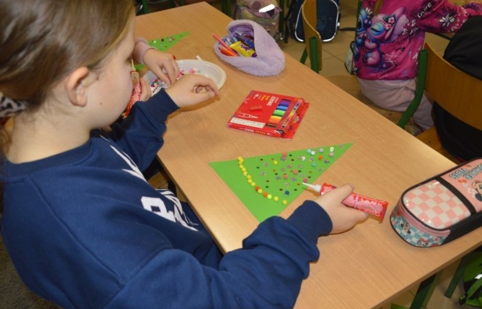 Na początku grudnia uczniowie klasy 2b mieli niezwykłą okazję uczestniczyć w bożonarodzeniowych warsztatach plastycznych, które poprowadziła Pani Natalia Misiułajtis, mama jednego z naszych uczniów.
Dzieci z ogromnym zaangażowaniem tworzyły piękne ozdoby świąteczne i dekorowały choinki. Było mnóstwo radości i twórczej energii. 
Serdecznie dziękujemy Pani Natalii za poświęcony czas, cierpliwość i wspaniałe pomysły. To był magiczny moment, który na długo pozostanie w pamięci dzieci. 
