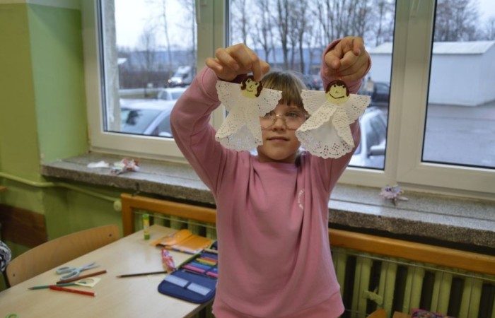 Na początku grudnia uczniowie klasy 2b mieli niezwykłą okazję uczestniczyć w bożonarodzeniowych warsztatach plastycznych, które poprowadziła Pani Natalia Misiułajtis, mama jednego z naszych uczniów.
Dzieci z ogromnym zaangażowaniem tworzyły piękne ozdoby świąteczne i dekorowały choinki. Było mnóstwo radości i twórczej energii. 
Serdecznie dziękujemy Pani Natalii za poświęcony czas, cierpliwość i wspaniałe pomysły. To był magiczny moment, który na długo pozostanie w pamięci dzieci. 
