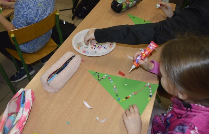 Na początku grudnia uczniowie klasy 2b mieli niezwykłą okazję uczestniczyć w bożonarodzeniowych warsztatach plastycznych, które poprowadziła Pani Natalia Misiułajtis, mama jednego z naszych uczniów.
Dzieci z ogromnym zaangażowaniem tworzyły piękne ozdoby świąteczne i dekorowały choinki. Było mnóstwo radości i twórczej energii. 
Serdecznie dziękujemy Pani Natalii za poświęcony czas, cierpliwość i wspaniałe pomysły. To był magiczny moment, który na długo pozostanie w pamięci dzieci. 
