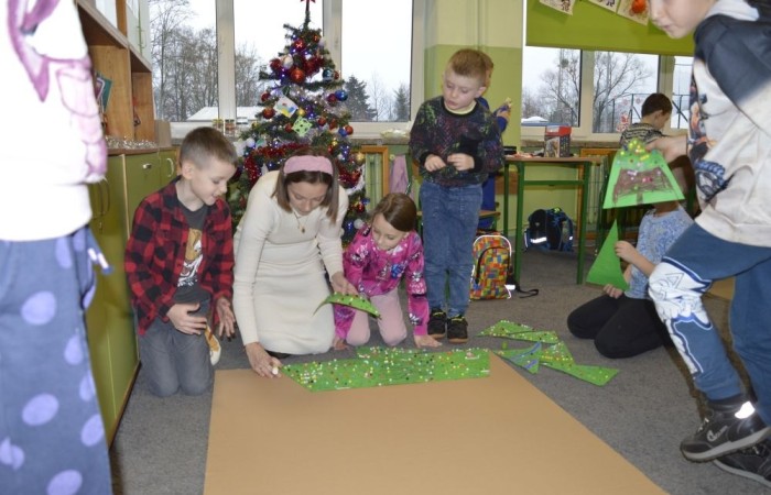 Na początku grudnia uczniowie klasy 2b mieli niezwykłą okazję uczestniczyć w bożonarodzeniowych warsztatach plastycznych, które poprowadziła Pani Natalia Misiułajtis, mama jednego z naszych uczniów.
Dzieci z ogromnym zaangażowaniem tworzyły piękne ozdoby świąteczne i dekorowały choinki. Było mnóstwo radości i twórczej energii. 
Serdecznie dziękujemy Pani Natalii za poświęcony czas, cierpliwość i wspaniałe pomysły. To był magiczny moment, który na długo pozostanie w pamięci dzieci. 
