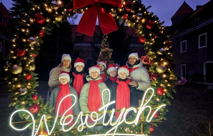 Dnia 14 grudnia nasi uczniowie  w świątecznych nastrojach kolędowali wraz z mieszkańcami Pasłęka.
Zespół wokalny zaśpiewał piosenkę ,,Święta w Nas