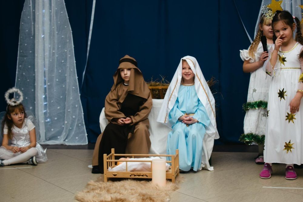 Święta Bożego Narodzenia to wyjątkowy i magiczny czas, pełen radości i rodzinnych spotkań. O tę świąteczną atmosferę w przedszkolu zadbały w tym roku dzieci z grupy Motylki- obecna Zerówka, które w czwartek, 18 grudnia, zaprezentowały, przygotowywane od kilku tygodni „Jasełka bożonarodzeniowe”. Podczas występu przedszkolaki przedstawiły swoją opowieść o narodzinach Jezusa, oprawioną wieloma kolędami. Piękna scenografia nawiązująca do Betlejem oraz stroje przedszkolaków (przygotowane przez rodziców) były idealnym dopełnieniem całego przedstawienia. Mali artyści z dużym przejęciem i zaangażowaniem wiernie odtwarzali swoje role, prezentowali umiejętności recytatorskie i wokalne. Za swój występ otrzymali gromkie brawa od publiczności (licznie zgromadzonych gości- rodziców, bliskich) oraz wyrazy uznania i podziękowania od Pani dyrektor. [
Jego zwieńczeniem były życzenia świąteczne i noworoczne skierowane przez Panią dyrektor do rodziców, dzieci i pracowników przedszkola. Wszystko to sprawiło, że w przedszkolu zapanował uroczysty i nastrojowy klimat.
Dzień, który pozwolił wszystkim poczuć atmosferę zbliżających się świąt, pełną ciepła, radości i bliskości.