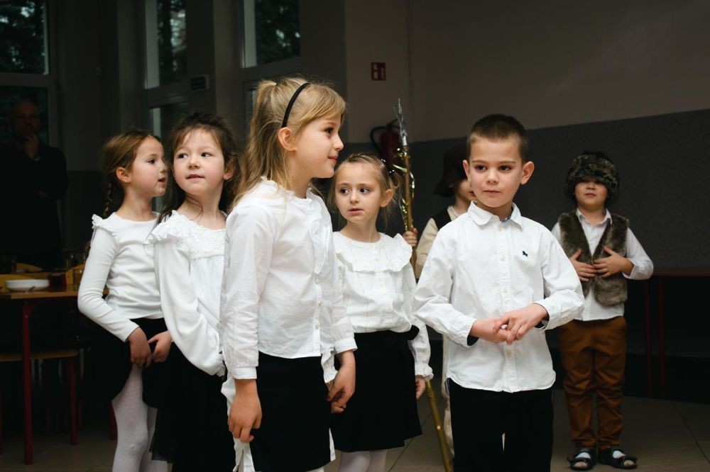 Święta Bożego Narodzenia to wyjątkowy i magiczny czas, pełen radości i rodzinnych spotkań. O tę świąteczną atmosferę w przedszkolu zadbały w tym roku dzieci z grupy Motylki- obecna Zerówka, które w czwartek, 18 grudnia, zaprezentowały, przygotowywane od kilku tygodni „Jasełka bożonarodzeniowe”. Podczas występu przedszkolaki przedstawiły swoją opowieść o narodzinach Jezusa, oprawioną wieloma kolędami. Piękna scenografia nawiązująca do Betlejem oraz stroje przedszkolaków (przygotowane przez rodziców) były idealnym dopełnieniem całego przedstawienia. Mali artyści z dużym przejęciem i zaangażowaniem wiernie odtwarzali swoje role, prezentowali umiejętności recytatorskie i wokalne. Za swój występ otrzymali gromkie brawa od publiczności (licznie zgromadzonych gości- rodziców, bliskich) oraz wyrazy uznania i podziękowania od Pani dyrektor. [
Jego zwieńczeniem były życzenia świąteczne i noworoczne skierowane przez Panią dyrektor do rodziców, dzieci i pracowników przedszkola. Wszystko to sprawiło, że w przedszkolu zapanował uroczysty i nastrojowy klimat.
Dzień, który pozwolił wszystkim poczuć atmosferę zbliżających się świąt, pełną ciepła, radości i bliskości.