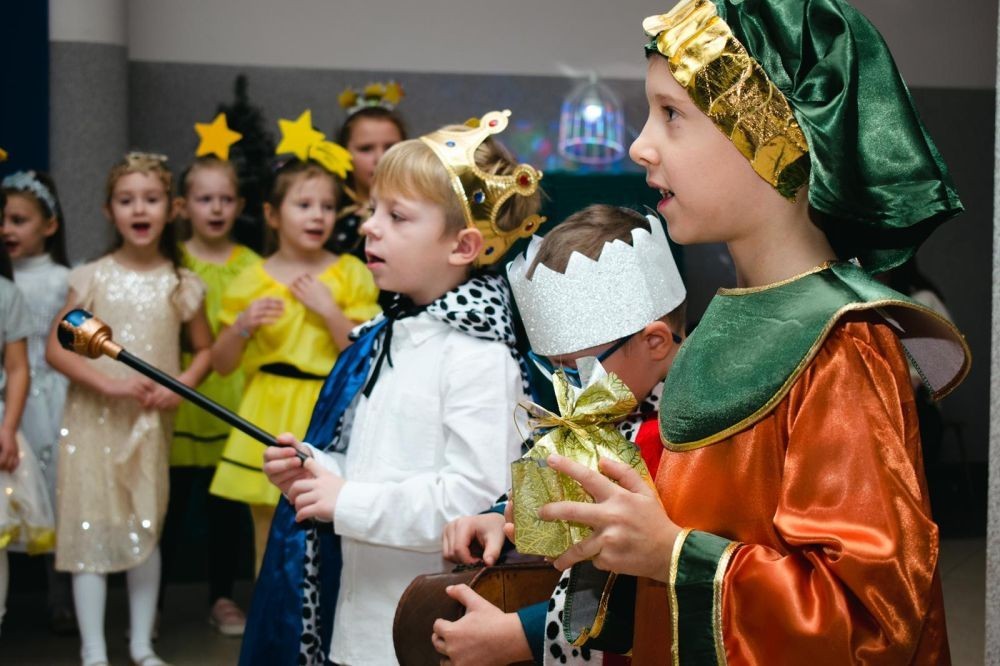 Święta Bożego Narodzenia to wyjątkowy i magiczny czas, pełen radości i rodzinnych spotkań. O tę świąteczną atmosferę w przedszkolu zadbały w tym roku dzieci z grupy Motylki- obecna Zerówka, które w czwartek, 18 grudnia, zaprezentowały, przygotowywane od kilku tygodni „Jasełka bożonarodzeniowe”. Podczas występu przedszkolaki przedstawiły swoją opowieść o narodzinach Jezusa, oprawioną wieloma kolędami. Piękna scenografia nawiązująca do Betlejem oraz stroje przedszkolaków (przygotowane przez rodziców) były idealnym dopełnieniem całego przedstawienia. Mali artyści z dużym przejęciem i zaangażowaniem wiernie odtwarzali swoje role, prezentowali umiejętności recytatorskie i wokalne. Za swój występ otrzymali gromkie brawa od publiczności (licznie zgromadzonych gości- rodziców, bliskich) oraz wyrazy uznania i podziękowania od Pani dyrektor. [
Jego zwieńczeniem były życzenia świąteczne i noworoczne skierowane przez Panią dyrektor do rodziców, dzieci i pracowników przedszkola. Wszystko to sprawiło, że w przedszkolu zapanował uroczysty i nastrojowy klimat.
Dzień, który pozwolił wszystkim poczuć atmosferę zbliżających się świąt, pełną ciepła, radości i bliskości.