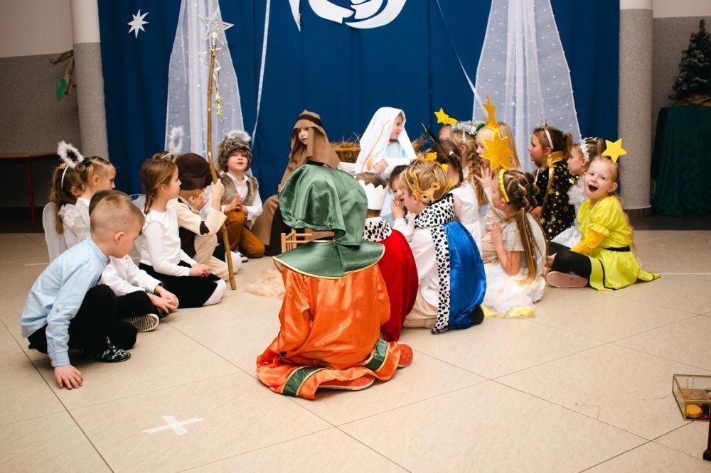 Święta Bożego Narodzenia to wyjątkowy i magiczny czas, pełen radości i rodzinnych spotkań. O tę świąteczną atmosferę w przedszkolu zadbały w tym roku dzieci z grupy Motylki- obecna Zerówka, które w czwartek, 18 grudnia, zaprezentowały, przygotowywane od kilku tygodni „Jasełka bożonarodzeniowe”. Podczas występu przedszkolaki przedstawiły swoją opowieść o narodzinach Jezusa, oprawioną wieloma kolędami. Piękna scenografia nawiązująca do Betlejem oraz stroje przedszkolaków (przygotowane przez rodziców) były idealnym dopełnieniem całego przedstawienia. Mali artyści z dużym przejęciem i zaangażowaniem wiernie odtwarzali swoje role, prezentowali umiejętności recytatorskie i wokalne. Za swój występ otrzymali gromkie brawa od publiczności (licznie zgromadzonych gości- rodziców, bliskich) oraz wyrazy uznania i podziękowania od Pani dyrektor. [
Jego zwieńczeniem były życzenia świąteczne i noworoczne skierowane przez Panią dyrektor do rodziców, dzieci i pracowników przedszkola. Wszystko to sprawiło, że w przedszkolu zapanował uroczysty i nastrojowy klimat.
Dzień, który pozwolił wszystkim poczuć atmosferę zbliżających się świąt, pełną ciepła, radości i bliskości.