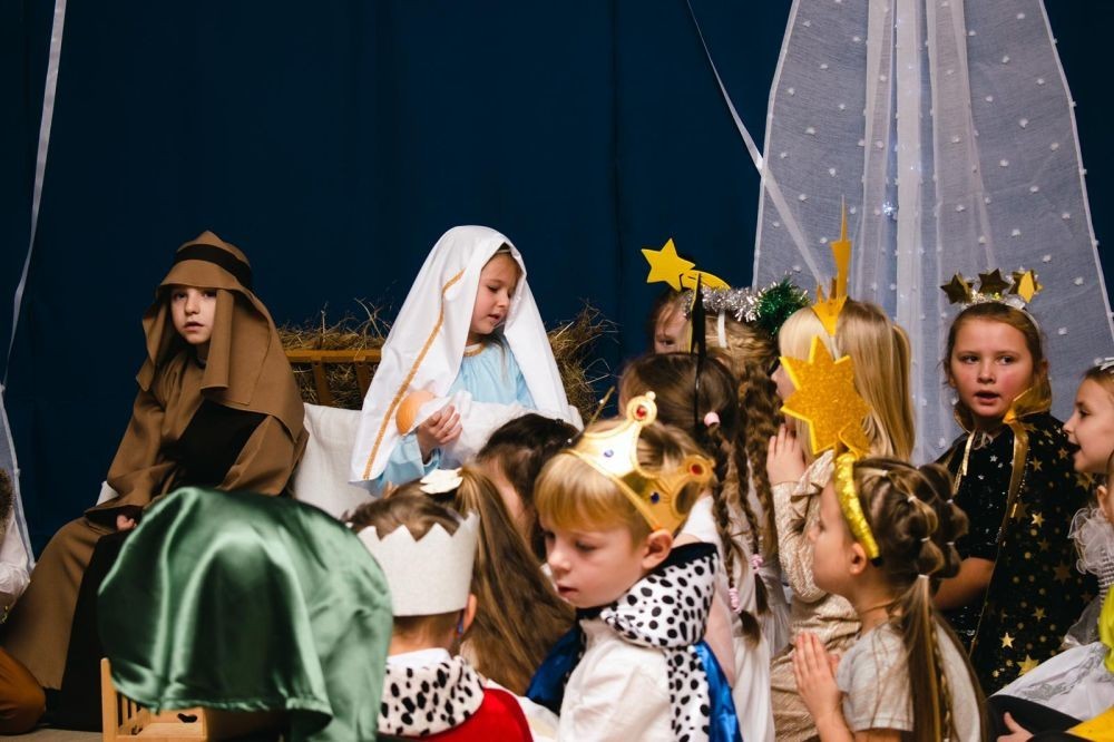 Święta Bożego Narodzenia to wyjątkowy i magiczny czas, pełen radości i rodzinnych spotkań. O tę świąteczną atmosferę w przedszkolu zadbały w tym roku dzieci z grupy Motylki- obecna Zerówka, które w czwartek, 18 grudnia, zaprezentowały, przygotowywane od kilku tygodni „Jasełka bożonarodzeniowe”. Podczas występu przedszkolaki przedstawiły swoją opowieść o narodzinach Jezusa, oprawioną wieloma kolędami. Piękna scenografia nawiązująca do Betlejem oraz stroje przedszkolaków (przygotowane przez rodziców) były idealnym dopełnieniem całego przedstawienia. Mali artyści z dużym przejęciem i zaangażowaniem wiernie odtwarzali swoje role, prezentowali umiejętności recytatorskie i wokalne. Za swój występ otrzymali gromkie brawa od publiczności (licznie zgromadzonych gości- rodziców, bliskich) oraz wyrazy uznania i podziękowania od Pani dyrektor. [
Jego zwieńczeniem były życzenia świąteczne i noworoczne skierowane przez Panią dyrektor do rodziców, dzieci i pracowników przedszkola. Wszystko to sprawiło, że w przedszkolu zapanował uroczysty i nastrojowy klimat.
Dzień, który pozwolił wszystkim poczuć atmosferę zbliżających się świąt, pełną ciepła, radości i bliskości.