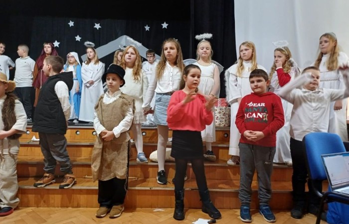 Jasełka to widowisko o Bożym Narodzeniu, które od wieków wpisane są w polska tradycję oraz jak corocznie były wystawiane w naszej szkole. W tym roku zostały przygotowane przez uczniów klas trzecich.
Program jasełek przedstawiał w sposób oryginalny i bardzo wymowny objawienie Daru Bożego Narodzenia. Piękna, skromna dekoracja, bardzo starannie przygotowane stroje Marii, Józefa, aniołów, pasterzy i dzieci przyciągały uwagę oglądających. Były tańce, śpiew z muzyką, gra światłem i przepiękne Polskie kolędy. Wszyscy poczuliśmy się jedną rodziną, w której panuje radość, wzajemna życzliwość i zrozumienie.
Serdecznie dziękujemy uczniom klas 3 za zaangażowanie w to przedsięwzięcie, których talenty aktorskie i muzyczne mogliśmy podziwiać.
Dziękujemy również rodzicom klas trzecich, którzy włożyli dużo starań, aby stroje młodych aktorów idealnie pasowały do odgrywanych przez nich ról.