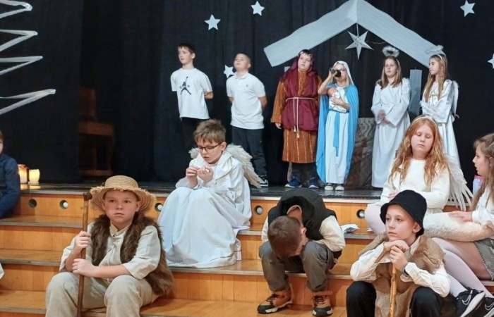 Jasełka to widowisko o Bożym Narodzeniu, które od wieków wpisane są w polska tradycję oraz jak corocznie były wystawiane w naszej szkole. W tym roku zostały przygotowane przez uczniów klas trzecich.
Program jasełek przedstawiał w sposób oryginalny i bardzo wymowny objawienie Daru Bożego Narodzenia. Piękna, skromna dekoracja, bardzo starannie przygotowane stroje Marii, Józefa, aniołów, pasterzy i dzieci przyciągały uwagę oglądających. Były tańce, śpiew z muzyką, gra światłem i przepiękne Polskie kolędy. Wszyscy poczuliśmy się jedną rodziną, w której panuje radość, wzajemna życzliwość i zrozumienie.
Serdecznie dziękujemy uczniom klas 3 za zaangażowanie w to przedsięwzięcie, których talenty aktorskie i muzyczne mogliśmy podziwiać.
Dziękujemy również rodzicom klas trzecich, którzy włożyli dużo starań, aby stroje młodych aktorów idealnie pasowały do odgrywanych przez nich ról.