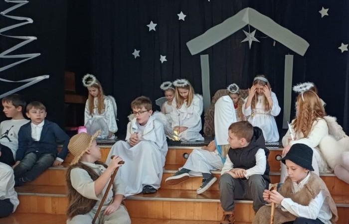 Jasełka to widowisko o Bożym Narodzeniu, które od wieków wpisane są w polska tradycję oraz jak corocznie były wystawiane w naszej szkole. W tym roku zostały przygotowane przez uczniów klas trzecich.
Program jasełek przedstawiał w sposób oryginalny i bardzo wymowny objawienie Daru Bożego Narodzenia. Piękna, skromna dekoracja, bardzo starannie przygotowane stroje Marii, Józefa, aniołów, pasterzy i dzieci przyciągały uwagę oglądających. Były tańce, śpiew z muzyką, gra światłem i przepiękne Polskie kolędy. Wszyscy poczuliśmy się jedną rodziną, w której panuje radość, wzajemna życzliwość i zrozumienie.
Serdecznie dziękujemy uczniom klas 3 za zaangażowanie w to przedsięwzięcie, których talenty aktorskie i muzyczne mogliśmy podziwiać.
Dziękujemy również rodzicom klas trzecich, którzy włożyli dużo starań, aby stroje młodych aktorów idealnie pasowały do odgrywanych przez nich ról.