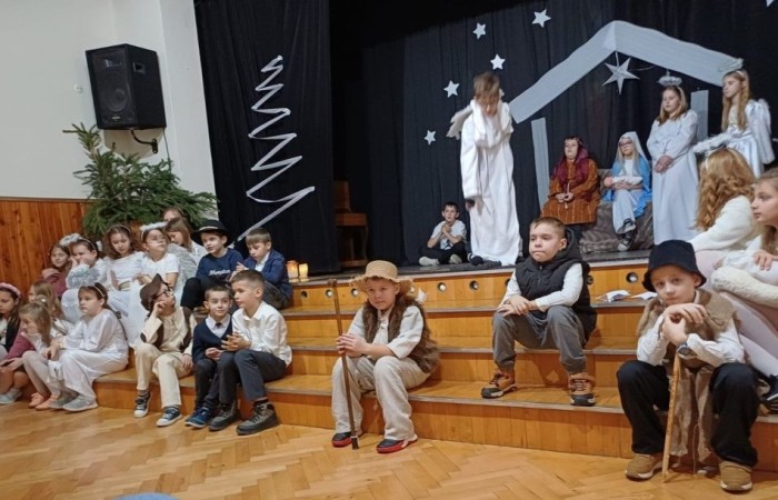 Jasełka to widowisko o Bożym Narodzeniu, które od wieków wpisane są w polska tradycję oraz jak corocznie były wystawiane w naszej szkole. W tym roku zostały przygotowane przez uczniów klas trzecich.
Program jasełek przedstawiał w sposób oryginalny i bardzo wymowny objawienie Daru Bożego Narodzenia. Piękna, skromna dekoracja, bardzo starannie przygotowane stroje Marii, Józefa, aniołów, pasterzy i dzieci przyciągały uwagę oglądających. Były tańce, śpiew z muzyką, gra światłem i przepiękne Polskie kolędy. Wszyscy poczuliśmy się jedną rodziną, w której panuje radość, wzajemna życzliwość i zrozumienie.
Serdecznie dziękujemy uczniom klas 3 za zaangażowanie w to przedsięwzięcie, których talenty aktorskie i muzyczne mogliśmy podziwiać.
Dziękujemy również rodzicom klas trzecich, którzy włożyli dużo starań, aby stroje młodych aktorów idealnie pasowały do odgrywanych przez nich ról.