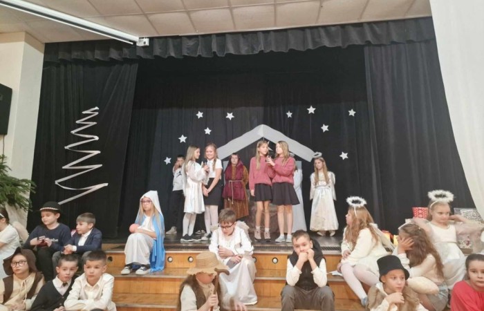 Jasełka to widowisko o Bożym Narodzeniu, które od wieków wpisane są w polska tradycję oraz jak corocznie były wystawiane w naszej szkole. W tym roku zostały przygotowane przez uczniów klas trzecich.
Program jasełek przedstawiał w sposób oryginalny i bardzo wymowny objawienie Daru Bożego Narodzenia. Piękna, skromna dekoracja, bardzo starannie przygotowane stroje Marii, Józefa, aniołów, pasterzy i dzieci przyciągały uwagę oglądających. Były tańce, śpiew z muzyką, gra światłem i przepiękne Polskie kolędy. Wszyscy poczuliśmy się jedną rodziną, w której panuje radość, wzajemna życzliwość i zrozumienie.
Serdecznie dziękujemy uczniom klas 3 za zaangażowanie w to przedsięwzięcie, których talenty aktorskie i muzyczne mogliśmy podziwiać.
Dziękujemy również rodzicom klas trzecich, którzy włożyli dużo starań, aby stroje młodych aktorów idealnie pasowały do odgrywanych przez nich ról.