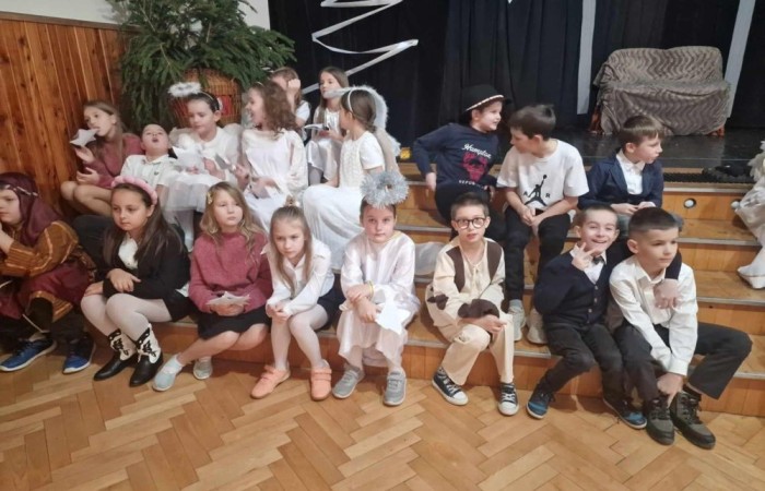 Jasełka to widowisko o Bożym Narodzeniu, które od wieków wpisane są w polska tradycję oraz jak corocznie były wystawiane w naszej szkole. W tym roku zostały przygotowane przez uczniów klas trzecich.
Program jasełek przedstawiał w sposób oryginalny i bardzo wymowny objawienie Daru Bożego Narodzenia. Piękna, skromna dekoracja, bardzo starannie przygotowane stroje Marii, Józefa, aniołów, pasterzy i dzieci przyciągały uwagę oglądających. Były tańce, śpiew z muzyką, gra światłem i przepiękne Polskie kolędy. Wszyscy poczuliśmy się jedną rodziną, w której panuje radość, wzajemna życzliwość i zrozumienie.
Serdecznie dziękujemy uczniom klas 3 za zaangażowanie w to przedsięwzięcie, których talenty aktorskie i muzyczne mogliśmy podziwiać.
Dziękujemy również rodzicom klas trzecich, którzy włożyli dużo starań, aby stroje młodych aktorów idealnie pasowały do odgrywanych przez nich ról.