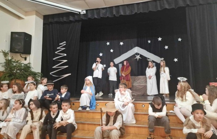 Jasełka to widowisko o Bożym Narodzeniu, które od wieków wpisane są w polska tradycję oraz jak corocznie były wystawiane w naszej szkole. W tym roku zostały przygotowane przez uczniów klas trzecich.
Program jasełek przedstawiał w sposób oryginalny i bardzo wymowny objawienie Daru Bożego Narodzenia. Piękna, skromna dekoracja, bardzo starannie przygotowane stroje Marii, Józefa, aniołów, pasterzy i dzieci przyciągały uwagę oglądających. Były tańce, śpiew z muzyką, gra światłem i przepiękne Polskie kolędy. Wszyscy poczuliśmy się jedną rodziną, w której panuje radość, wzajemna życzliwość i zrozumienie.
Serdecznie dziękujemy uczniom klas 3 za zaangażowanie w to przedsięwzięcie, których talenty aktorskie i muzyczne mogliśmy podziwiać.
Dziękujemy również rodzicom klas trzecich, którzy włożyli dużo starań, aby stroje młodych aktorów idealnie pasowały do odgrywanych przez nich ról.