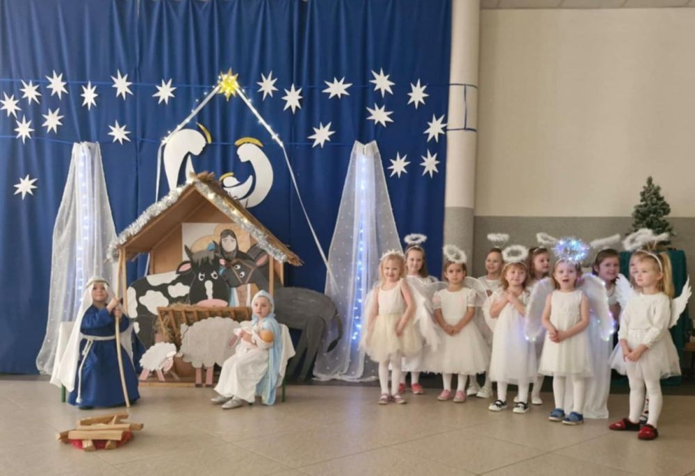 Przedszkolaki  z grupy Leśne skrzaty i grupy Sówek  w okresie otaczającej nas magii świątecznej dla swoich rodziców przedstawiły  historię narodzin Dzieciątka Jezus uświetnioną nowoczesnymi kolędami i pastorałkami, odgrywając przy tym bardzo ważne role. Towarzyszył nam uroczysty i nastrojowy klimat. Przedstawienia były wyjątkowe. Dzieci z dużym zaangażowaniem wcieliły się w inscenizację i bardzo zaciekawiły swoich widzów. Na koniec mieliśmy czas na wręczenie wcześniej przygotowanych prezentów przez dzieci i złożenie sobie życzeń świątecznych.