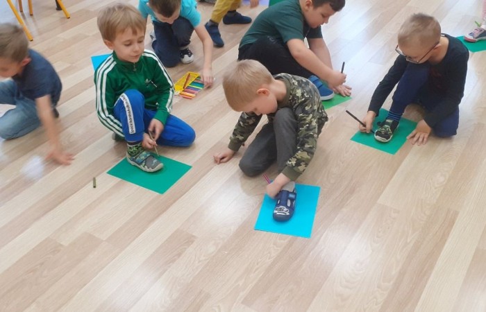 „Bajka wędruje po świecie,
dzisiaj do nas zawitała.
Drogie dzieci dobrze wiecie,
że was bajka pokochała!
A postacie z różnych bajek
zaraz pewnie Was odwiedzą…”

5 listopada obchodziliśmy Dzień Postaci z Bajek…
W salach panował bajeczny nastrój ?
Dzieciaki przypomniały sobie o bohaterach ulubionych Bajek oraz czerpały z tego mnóstwo radości i zabawy …
