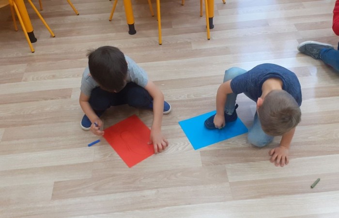 „Bajka wędruje po świecie,
dzisiaj do nas zawitała.
Drogie dzieci dobrze wiecie,
że was bajka pokochała!
A postacie z różnych bajek
zaraz pewnie Was odwiedzą…”

5 listopada obchodziliśmy Dzień Postaci z Bajek…
W salach panował bajeczny nastrój ?
Dzieciaki przypomniały sobie o bohaterach ulubionych Bajek oraz czerpały z tego mnóstwo radości i zabawy …
