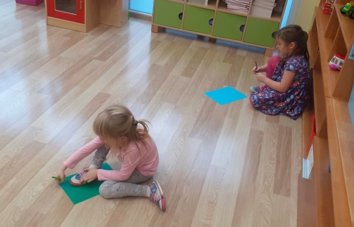 „Bajka wędruje po świecie,
dzisiaj do nas zawitała.
Drogie dzieci dobrze wiecie,
że was bajka pokochała!
A postacie z różnych bajek
zaraz pewnie Was odwiedzą…”

5 listopada obchodziliśmy Dzień Postaci z Bajek…
W salach panował bajeczny nastrój ?
Dzieciaki przypomniały sobie o bohaterach ulubionych Bajek oraz czerpały z tego mnóstwo radości i zabawy …
