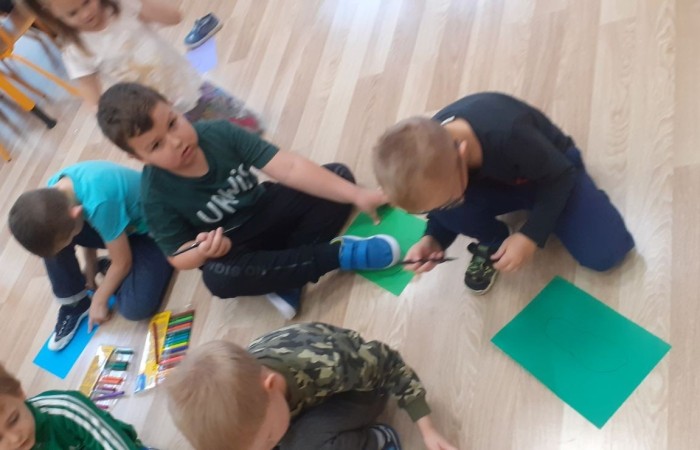 „Bajka wędruje po świecie,
dzisiaj do nas zawitała.
Drogie dzieci dobrze wiecie,
że was bajka pokochała!
A postacie z różnych bajek
zaraz pewnie Was odwiedzą…”

5 listopada obchodziliśmy Dzień Postaci z Bajek…
W salach panował bajeczny nastrój ?
Dzieciaki przypomniały sobie o bohaterach ulubionych Bajek oraz czerpały z tego mnóstwo radości i zabawy …
