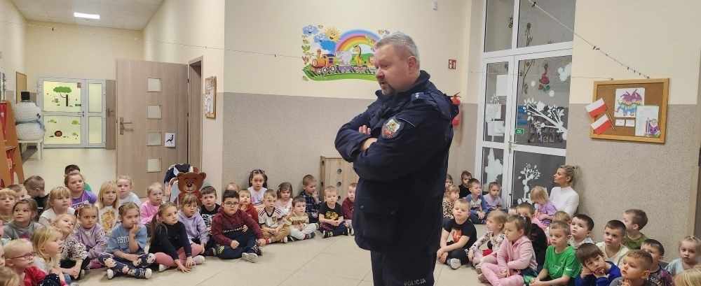 	Dbając o bezpieczeństwo naszych przedszkolaków w przedszkolu, jak i w czasie wolnym, w dniu 16.01.2025r. odbyło się spotkanie z Panem policjantem nt. „Bezpieczeństwo podczas ferii zimowych”. Pan policjant przypomniał o zagrożeniach czyhających na nich w trakcie ferii zimowych. Omówił ze wszystkimi przedszkolakami zasady bezpieczeństwa podczas uprawiania sportów zimowych i zabaw na świeżym powietrzu. Przestrzegł również przed ślizganiem się na skutych lodem jeziorach, stawach i rzekach. Poinformował dzieci pozostające w domu o konieczności zamykania drzwi od wewnątrz i o zakazie wpuszczania nieznajomych osób. Dzieci z dużym zainteresowaniem słuchały rad i wskazówek zaproszonego gościa.
Dziękujemy za te cenne wskazówki i poświęcony czas.
