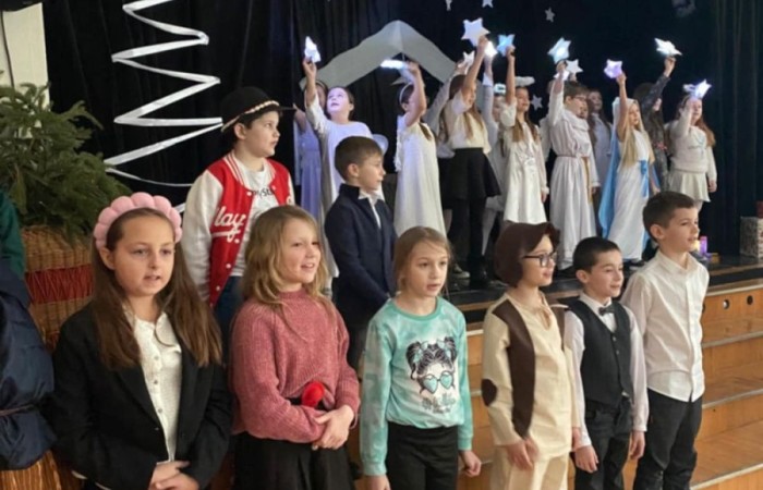 16 stycznia 2025 w naszej szkole odbyła się uroczystość z okazji Dnia Babci i Dziadka. Dzieci z klas trzecich zaprezentowały swoim Kochanym Babciom i Dziadkom przedstawienie Jasełkowe oraz wierszyki i piosenki. Złożyły również gorące życzenia i wręczyły przygotowane upominki. Babcie i Dziadkowie z nieukrywanym zachwytem podziwiali swoje wnuczęta występujące na scenie specjalnie dla nich. Nie kryli również wzruszenia i za występ swoje wnuczki i wnuków nagrodzili gromkimi brawami.  Przedstawienie, utrzymane jeszcze w świątecznym klimacie, uczniowie przygotowali razem ze swoimi wychowawczyniami. Na koniec, aktorzy otrzymali słodki poczęstunek.                                                                                                                                                                                                      
