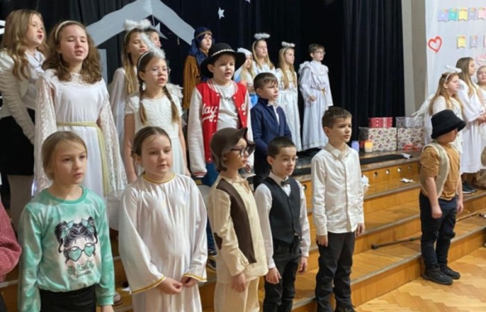 16 stycznia 2025 w naszej szkole odbyła się uroczystość z okazji Dnia Babci i Dziadka. Dzieci z klas trzecich zaprezentowały swoim Kochanym Babciom i Dziadkom przedstawienie Jasełkowe oraz wierszyki i piosenki. Złożyły również gorące życzenia i wręczyły przygotowane upominki. Babcie i Dziadkowie z nieukrywanym zachwytem podziwiali swoje wnuczęta występujące na scenie specjalnie dla nich. Nie kryli również wzruszenia i za występ swoje wnuczki i wnuków nagrodzili gromkimi brawami.  Przedstawienie, utrzymane jeszcze w świątecznym klimacie, uczniowie przygotowali razem ze swoimi wychowawczyniami. Na koniec, aktorzy otrzymali słodki poczęstunek.                                                                                                                                                                                                      
