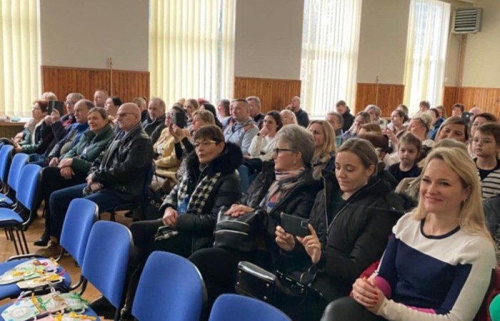 16 stycznia 2025 w naszej szkole odbyła się uroczystość z okazji Dnia Babci i Dziadka. Dzieci z klas trzecich zaprezentowały swoim Kochanym Babciom i Dziadkom przedstawienie Jasełkowe oraz wierszyki i piosenki. Złożyły również gorące życzenia i wręczyły przygotowane upominki. Babcie i Dziadkowie z nieukrywanym zachwytem podziwiali swoje wnuczęta występujące na scenie specjalnie dla nich. Nie kryli również wzruszenia i za występ swoje wnuczki i wnuków nagrodzili gromkimi brawami.  Przedstawienie, utrzymane jeszcze w świątecznym klimacie, uczniowie przygotowali razem ze swoimi wychowawczyniami. Na koniec, aktorzy otrzymali słodki poczęstunek.                                                                                                                                                                                                      
